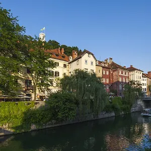 Adhoc Hostel Lublana